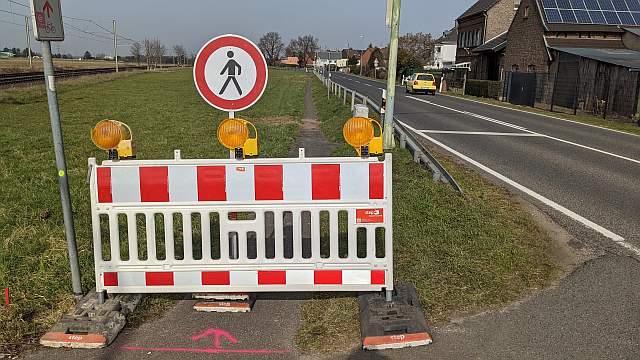 Fußgängerweg zur Haltestelle wegen Bauarbeiten gesperrt
