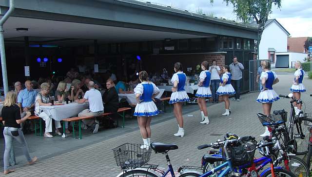Showauftritt der Germania Funken beim Uedorfer Sommerfest
