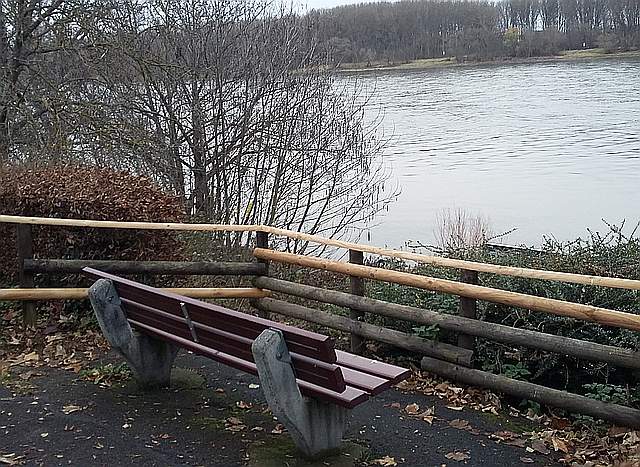 Ruhebankzone am Rheinuferweg mit neuem Geländer