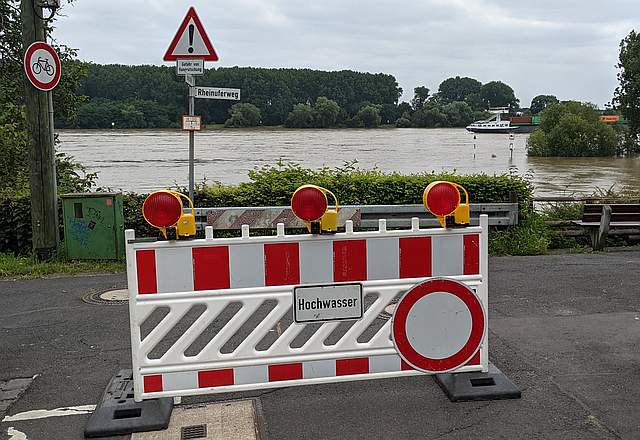 Rheinuferweg wegen Hochwasser gesperrt