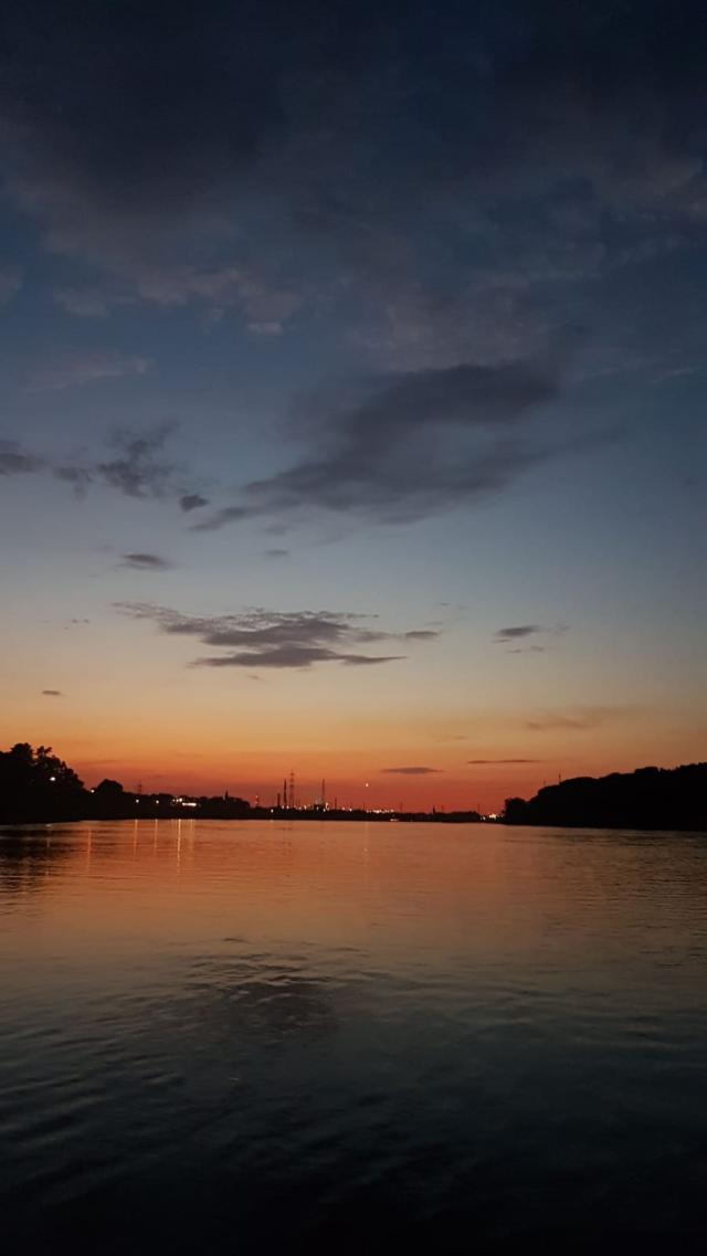 Sommerlicher Sonnenuntergang über dem Rhein in Uedorf