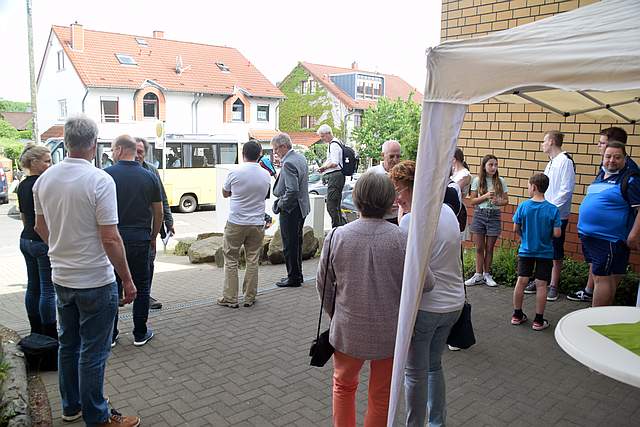 Unser Dorf hat Zukunft - Begrüßung der Jury vor der Schule