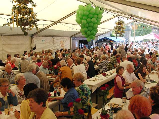 Sehr gut besucht - das Weinfest Uedorf 2014 